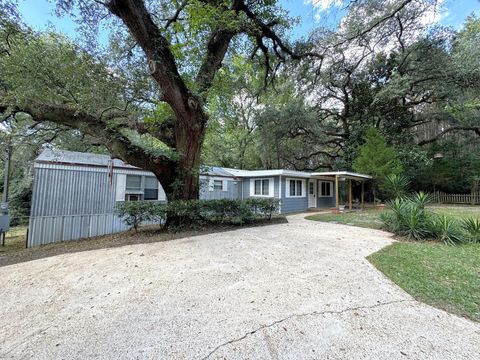 Photo of 403 N Pitzer Street, Colmesneil, TX 75938 (MLS # 31910101)