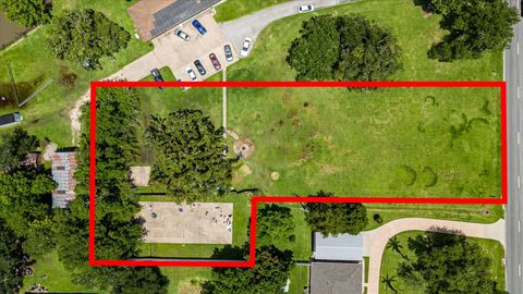 Photo of 1 E E Brazos Avenue, West Columbia, TX 77486 (MLS # 34993036)