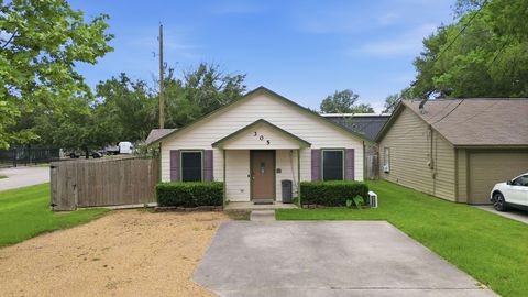 Photo of 305 Peach Street, Tomball, TX 77375 (MLS # 17968376)