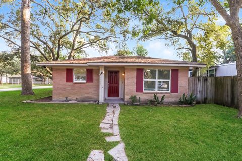 Photo of 1303 W Phillips Street, Alvin, TX 77511 (MLS # 98800208)