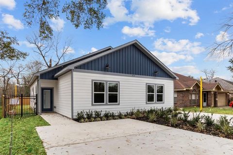 Photo of 1010 Junell Street, Houston, TX 77088 (MLS # 71921149)