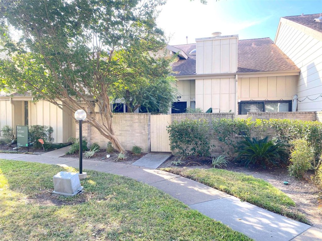 Photo of 3166 Windchase Boulevard #465, Houston, TX 77082 (MLS # 80580717)