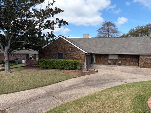 Homes For Sale - 1122 Lakeside Drive<br/> Huntsville, TX 77320