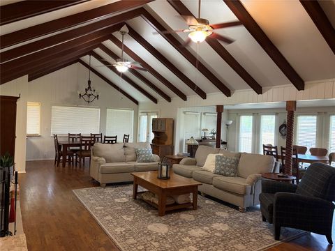 Photo of 1122 Lakeside Drive, Huntsville, TX 77320 (MLS # 74321908)