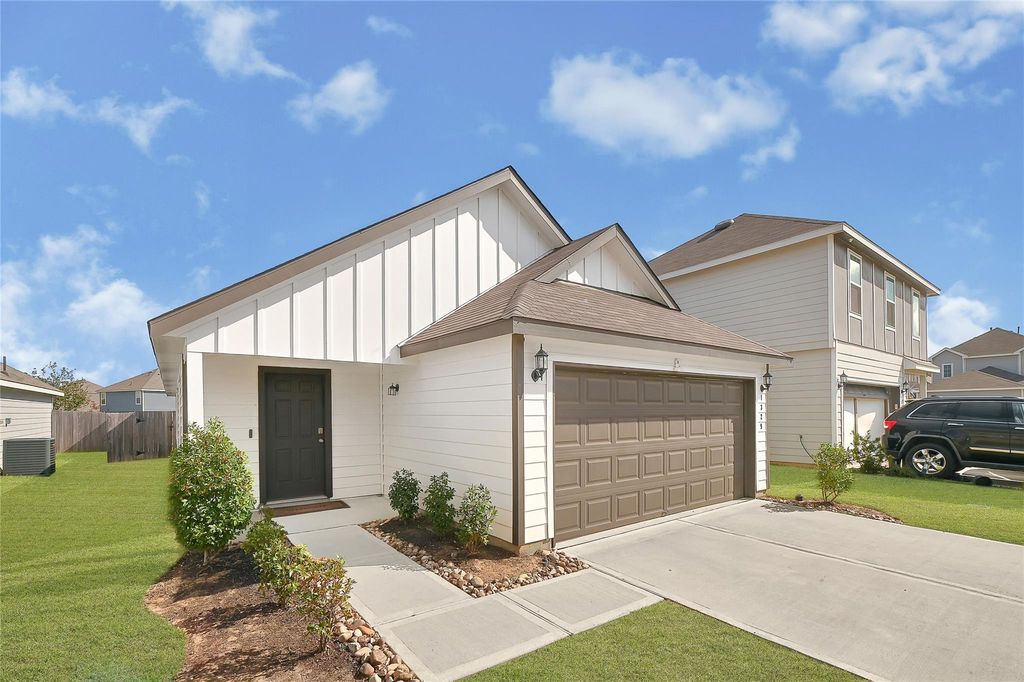 Photo of 1329 Mount Blanc Path, Conroe, TX 77301 (MLS # 71360651)