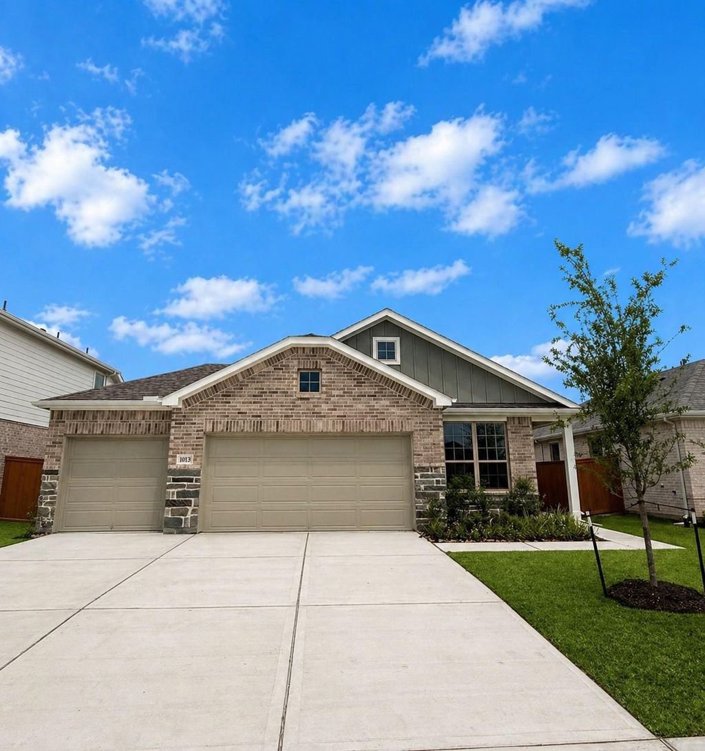 Photo of 1013 S Oakhurst Drive, Dayton, TX 77535 (MLS # 36405518)