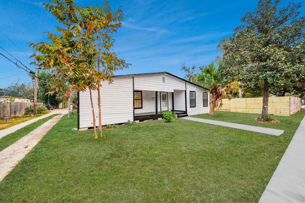 Photo of 2409 Avenue K, Rosenberg, TX 77471 (MLS # 72918459)