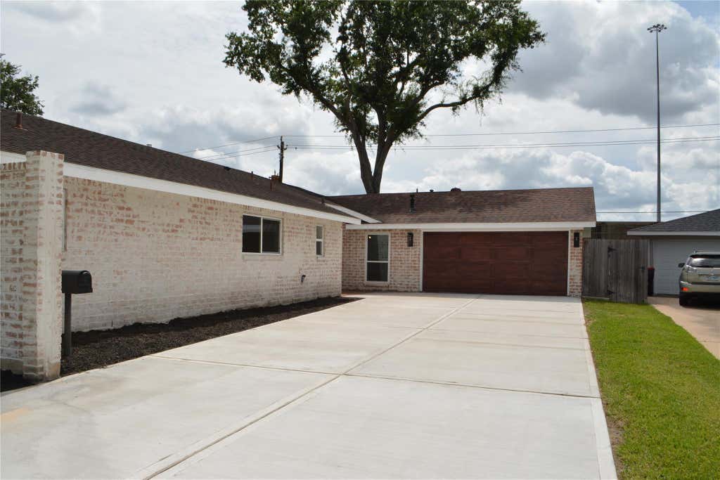 Photo of 418 Briar Hill Drive, Houston, TX 77042 (MLS # 9628752)