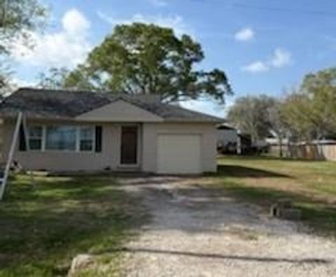 Homes For Sale - 1214 Woodward Street<br/> Damon, TX 77430