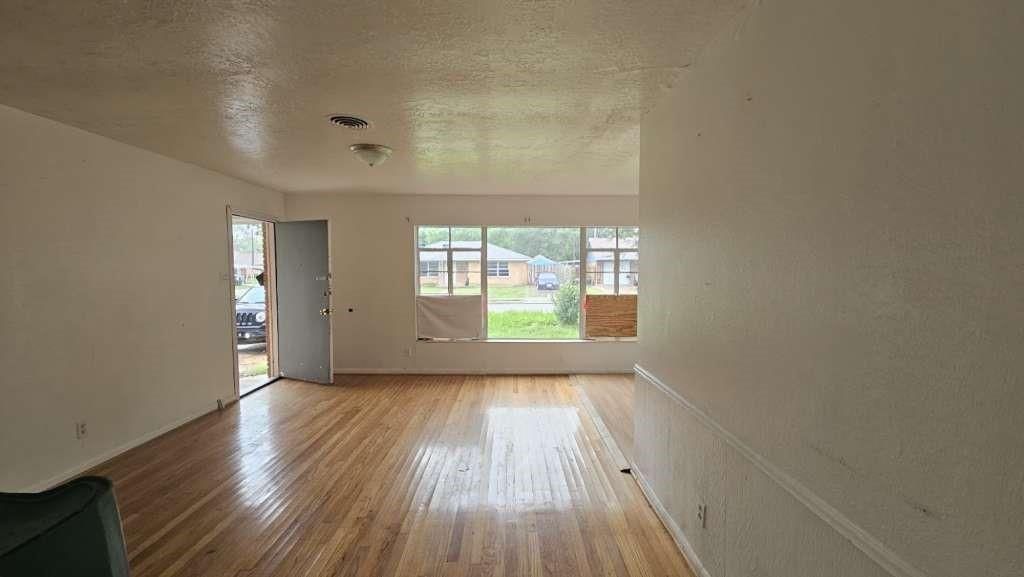 Photo of 121 E Riverwood Drive, Houston, TX 77076 (MLS # 54986419)