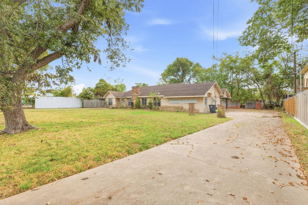 Photo of 600 E Whitney Street, Houston, TX 77022 (MLS # 34081395)