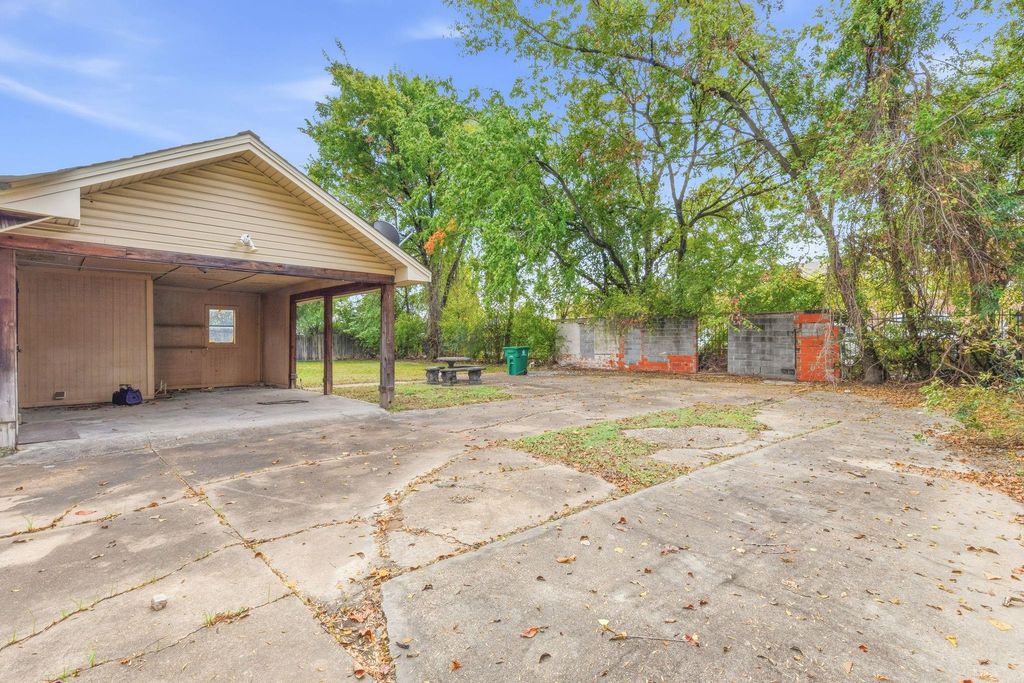 Photo of 600 E Whitney Street, Houston, TX 77022 (MLS # 34081395)