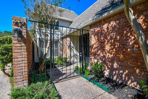 Photo of 426 E Fair Harbor Lane, Houston, TX 77079 (MLS # 91501562)