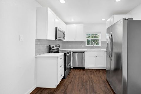 Photo of 311 Clifton St #B, Houston, TX 77011 (MLS # 68175362)