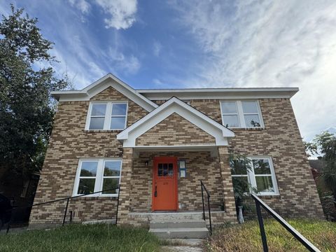 Photo of 1235 W Gray Street #4, Houston, TX 77019 (MLS # 90094367)