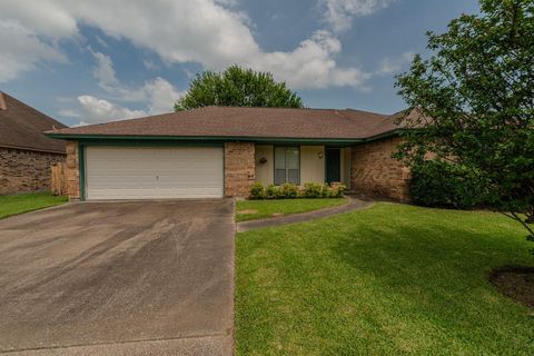 Photo of 2734 13th St ST, Port Neches, TX 77651 (MLS # 69265265)
