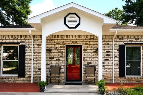 Photo of 10108 Woodhollow Drive, Conroe, TX 77385 (MLS # 54581332)