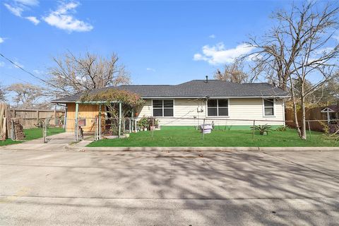 1606 W Humble Street Baytown TX 77520