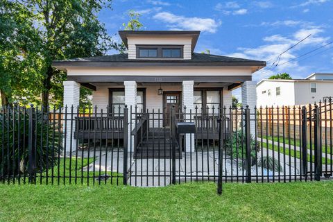 Photo of 1211 Bingham Street, Houston, TX 77007 (MLS # 84880802)