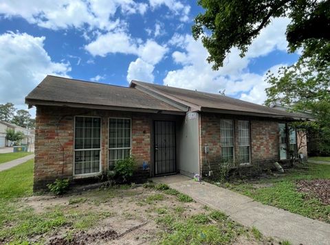 Townhouse For Sale - 5739 Easthampton Drive #A<br/> Houston, TX 77039