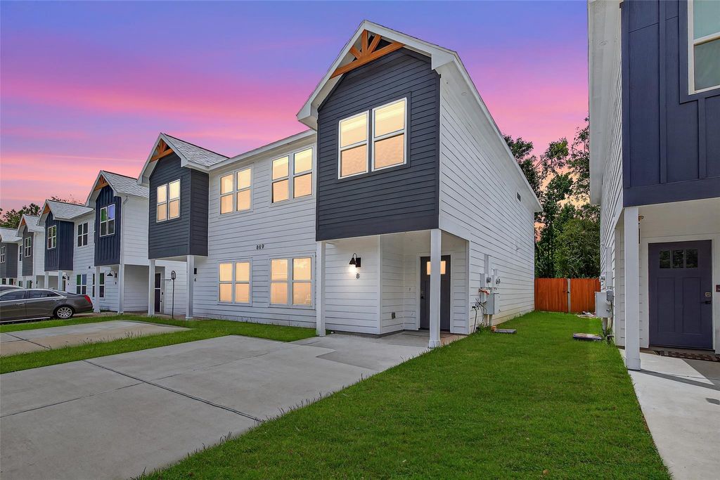 Photo of 809 Avenue J Place #B, Conroe, TX 77301 (MLS # 87796259)