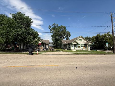Photo of 1109 N Cesar Chavez Boulevard, Houston, TX 77011 (MLS # 52020060)