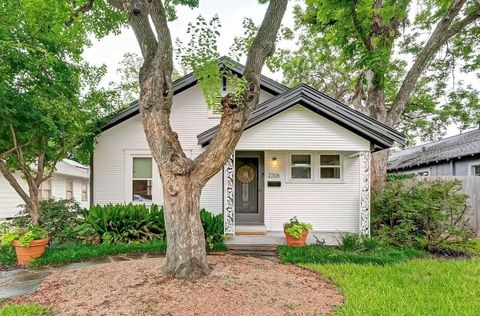 Photo of 2206 Singleton Street, Houston, TX 77008 (MLS # 51182766) Photo of 2206 Singleton Street, Houston, TX 77008 (MLS # 51182766)