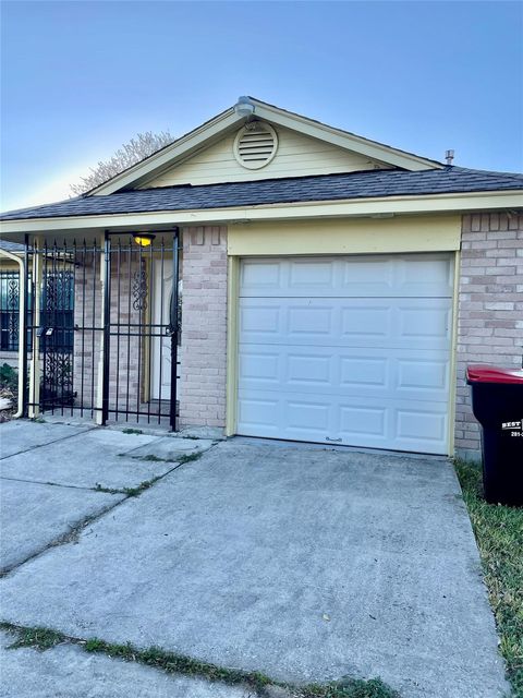 Photo of 11907 E Marsham Circle, Houston, TX 77066 (MLS # 14463619)