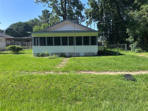 Homes For Sale - 616 E Boothe Street<br/> Cleveland, TX 77327