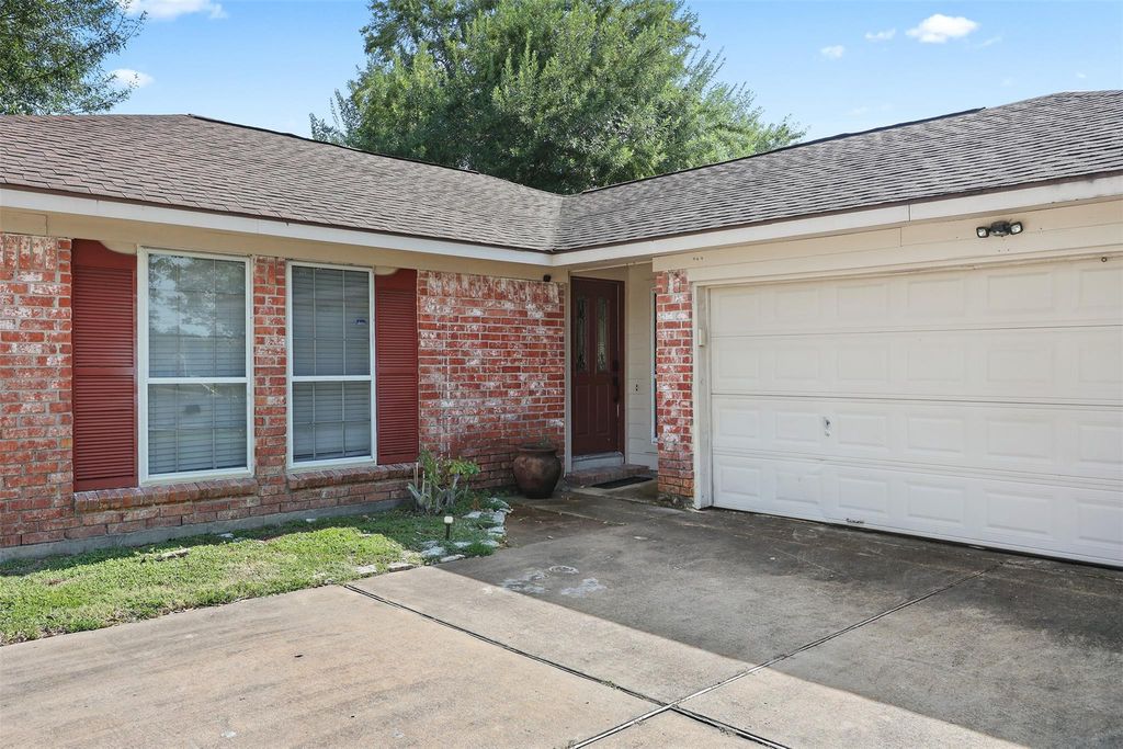 Photo of 300 Windward Drive, League City, TX 77573 (MLS # 85165338)