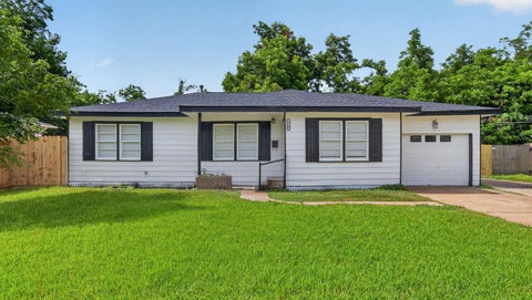 Photo of 310 Nasturtium Street, Lake Jackson, TX 77566 (MLS # 65394531)