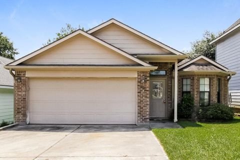 Photo of 131 Golfview Drive, Conroe, TX 77356 (MLS # 26879560)
