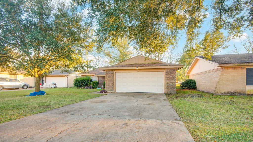 Photo of 700 N Plantation Drive, Angleton, TX 77515 (MLS # 30366512)