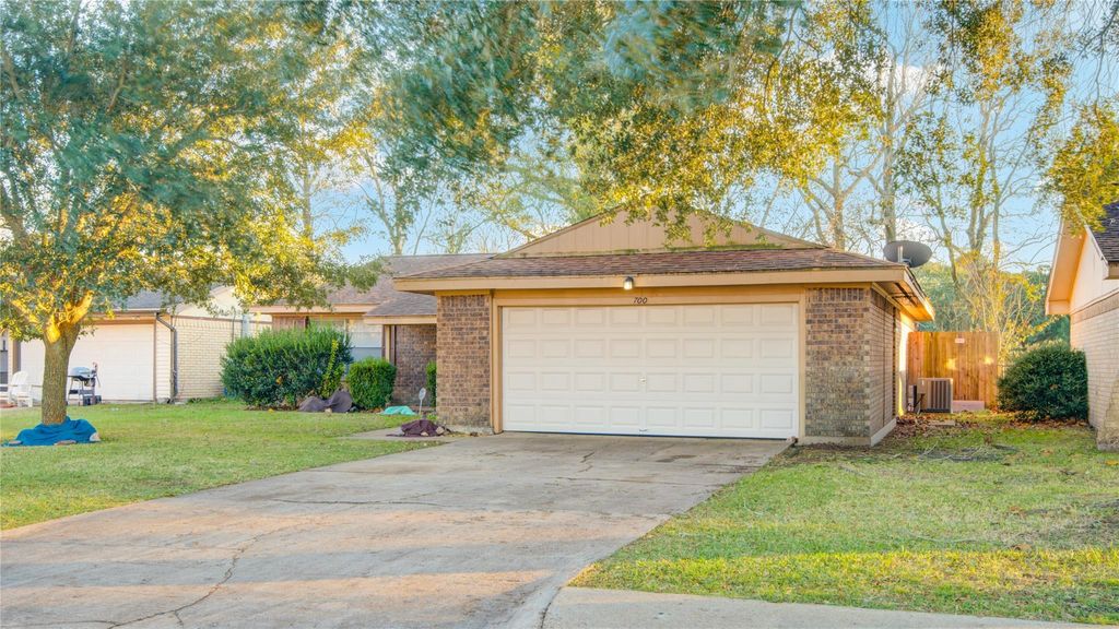 Photo of 700 N Plantation Drive, Angleton, TX 77515 (MLS # 30366512)