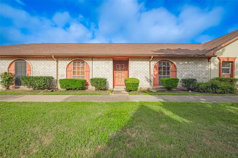 Photo of 12223 Sharpview Drive, Houston, TX 77072 (MLS # 75021155)