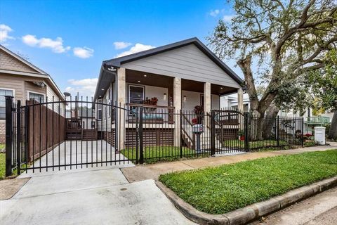 Photo of 3715 Avenue O 1/2, Galveston, TX 77550 (MLS # 10338498)