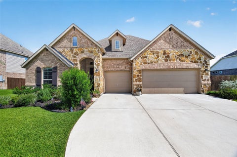 Photo of 11806 Autumn Leaf Drive, Mont Belvieu, TX 77535 (MLS # 98082335)