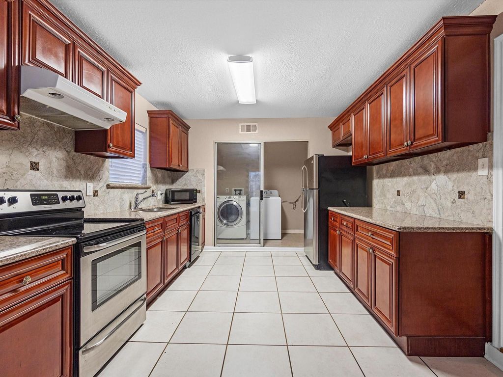 Photo of 3823 Suttonford Drive, Houston, TX 77066 (MLS # 37187973)