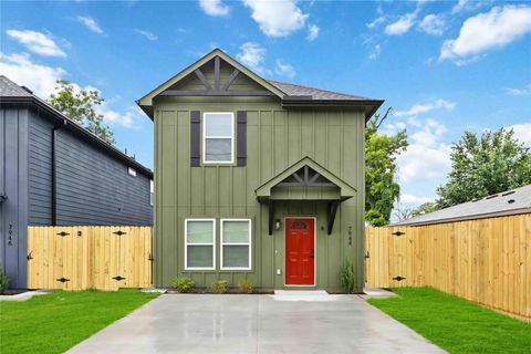 Photo of 7944 Fields Street #A/B, Houston, TX 77028 (MLS # 82888195)