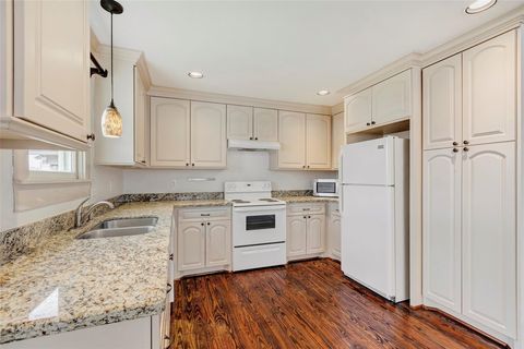 Photo of 404 E 29th Street, Houston, TX 77008 (MLS # 57855727)