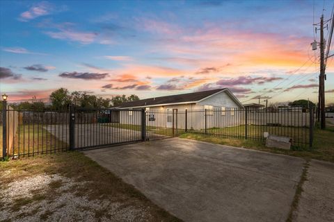 Photo of 2910 San Augustine Avenue, Pasadena, TX 77503 (MLS # 74398025)