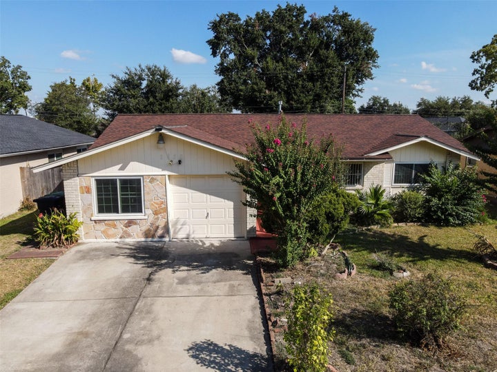 Photo 1 of 28 — 3930 Knottynold Ln Lane, Houston, TX 77053