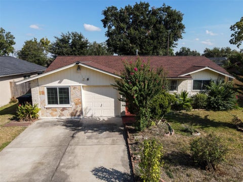 Photo of 3930 Knottynold Ln Lane, Houston, TX 77053 (MLS # 80587316)