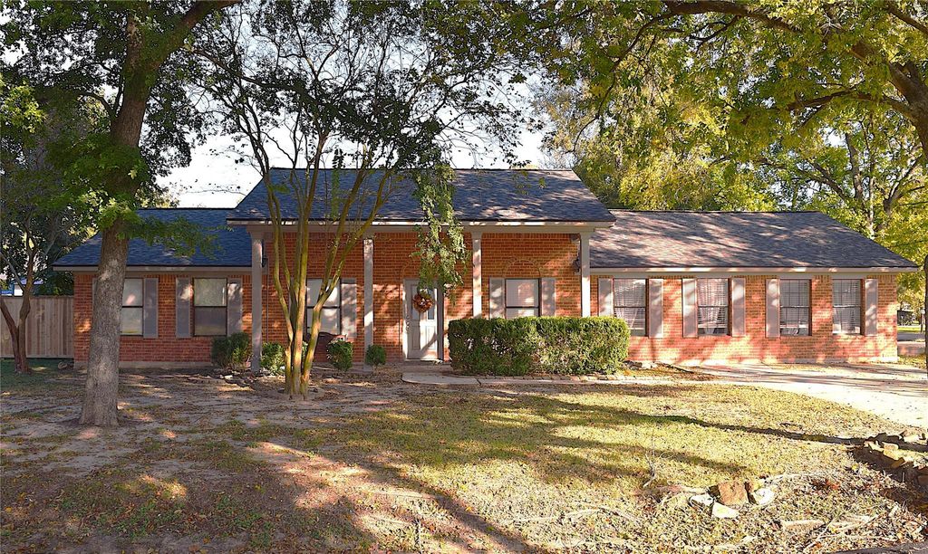 Photo of 22 Sue Lane, Highlands, TX 77562 (MLS # 47927091)