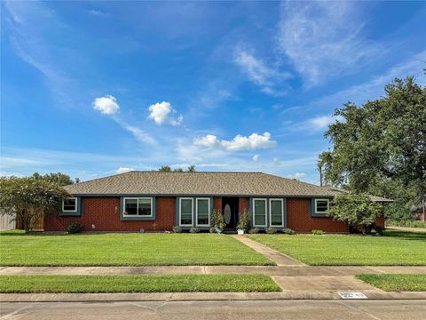 Photo of 49 Colony Square, Angleton, TX 77515 (MLS # 2948245)