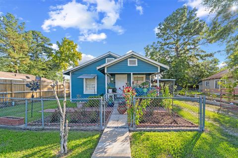 Photo of 205 Smith Street, Cleveland, TX 77327 (MLS # 87117118) Photo of 205 Smith Street, Cleveland, TX 77327 (MLS # 87117118)