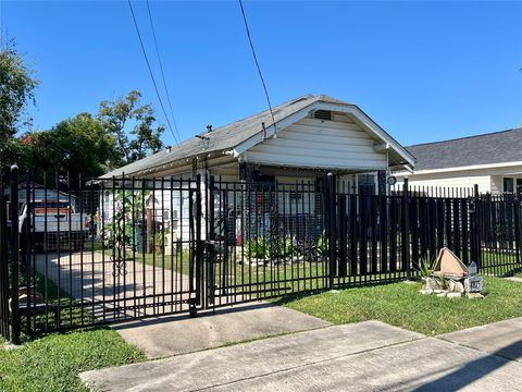 Tiny photo for 1811 Studewood Street, Houston, TX 77008 (MLS # 82676097)