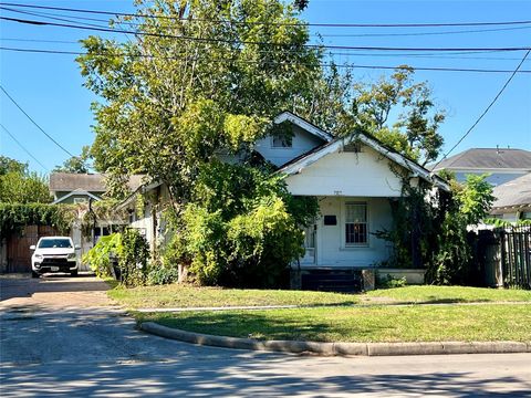 Tiny photo for 1811 Studewood Street, Houston, TX 77008 (MLS # 82676097)