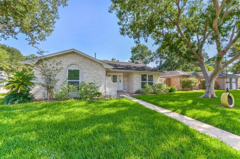 Photo of 13603 Stonehenge Drive, Sugar Land, TX 77498 (MLS # 76374030)