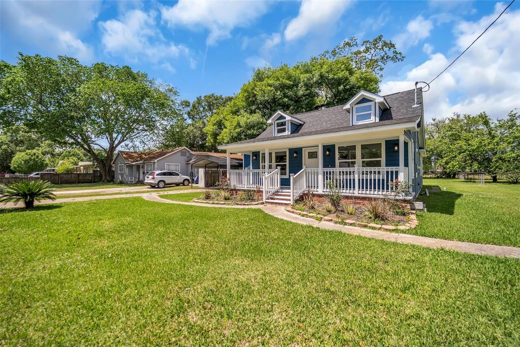 Photo of 6371 Terrell Street, Groves, TX 77619 (MLS # 26264150)